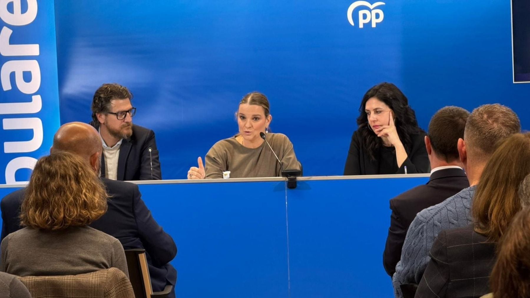 Prohens, escoltada por Sagreras y Fernández.