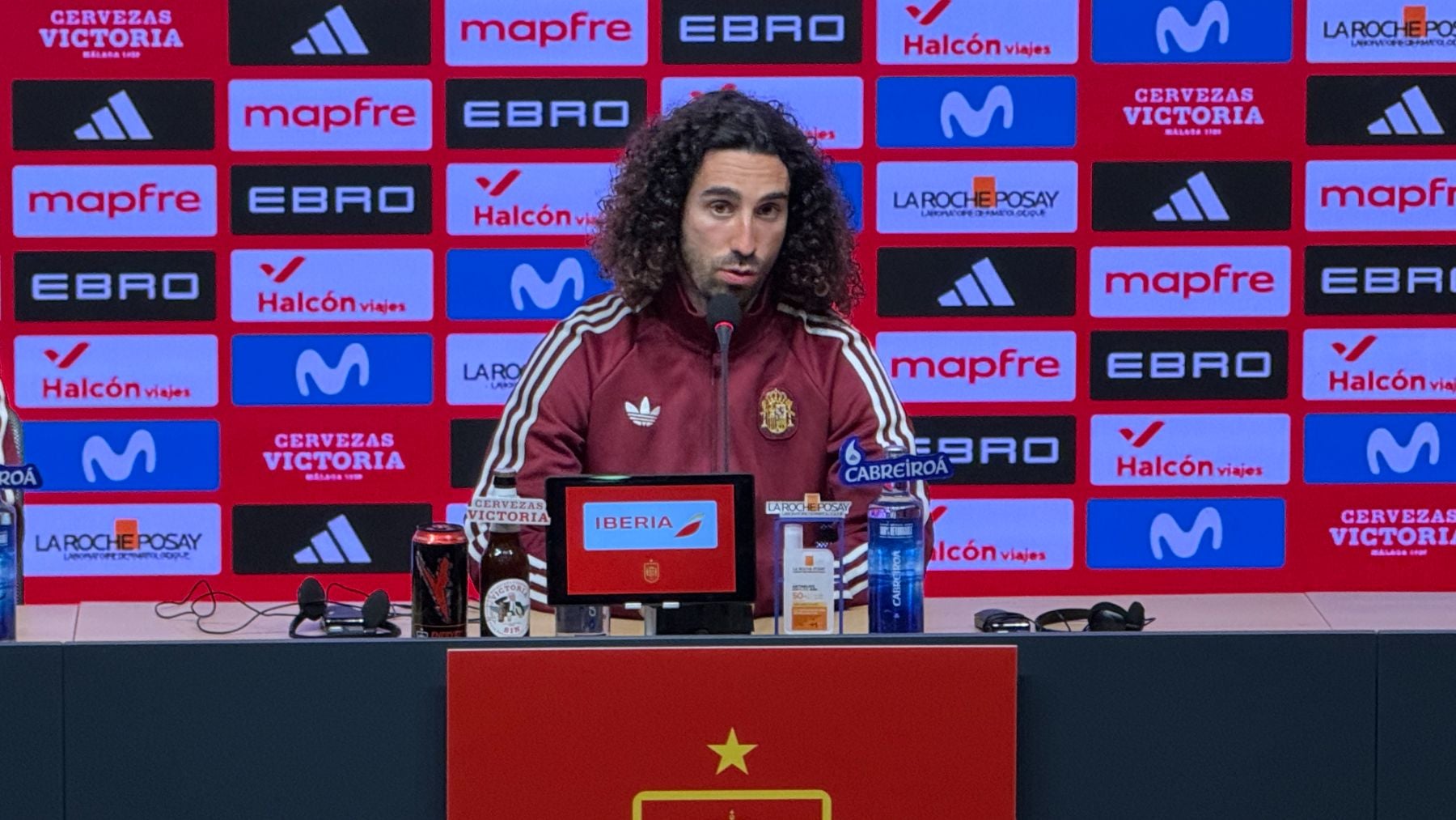 Cucurella, en rueda de prensa.