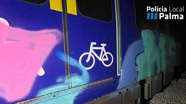 Imagen de pintadas de grafiteros en un vagón de los servicios ferroviarios de Mallorca.