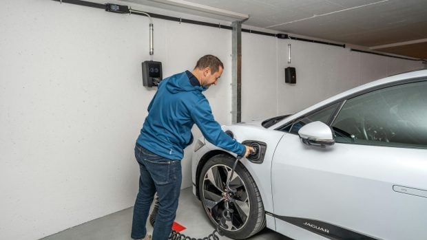 Hacienda te ayuda con el coche eléctrico: guía útil para saber cuánto te puedes desgravar en la renta