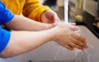 Niño lavándose las manos. (Foto: Freepik)