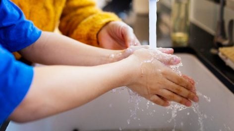 Niño lavándose las manos. (Foto: Freepik)