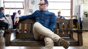 Por qué cruzar las piernas es un gesto de mala educación en Oriente Medio, cruzar las piernas es de mala educación, por qué los pies son impuros en países árabes, gestos normales en España y de mala educación en otros países.