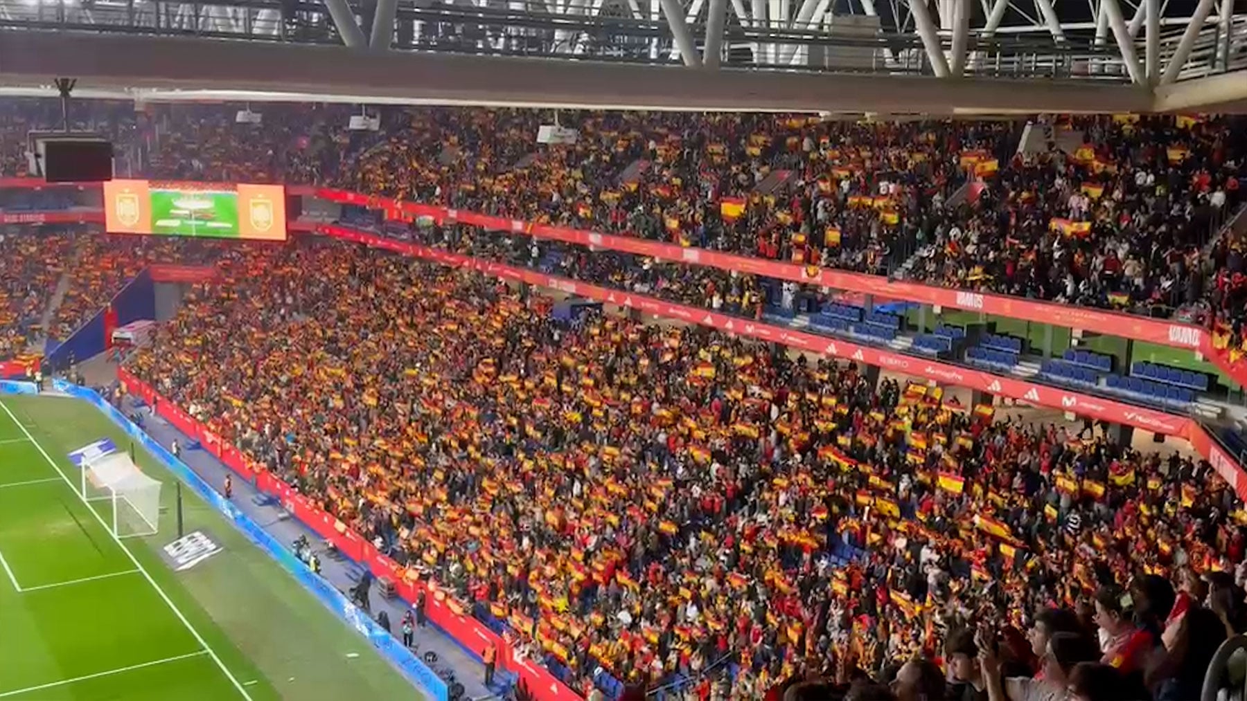 Barcelona vibra con España: así sonó el himno en el RCDE Stadium