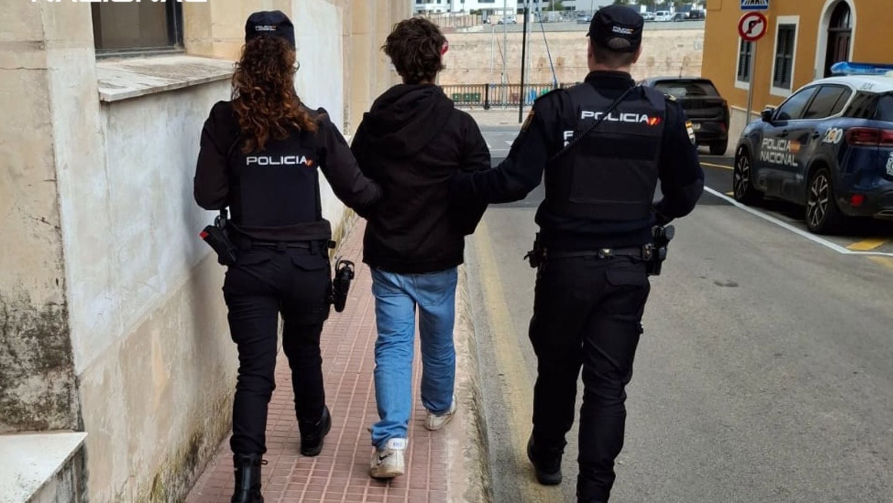 Un okupa ilegal golpea brutalmente con una barra de hierro al dueño de la casa y lo envía al hospital en Menorca