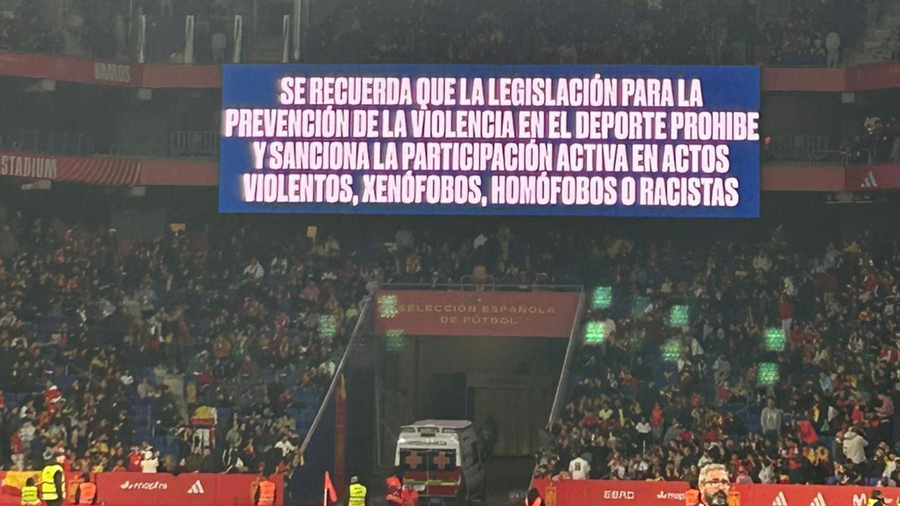 La fiesta de España en Barcelona acaba manchada por cánticos racistas