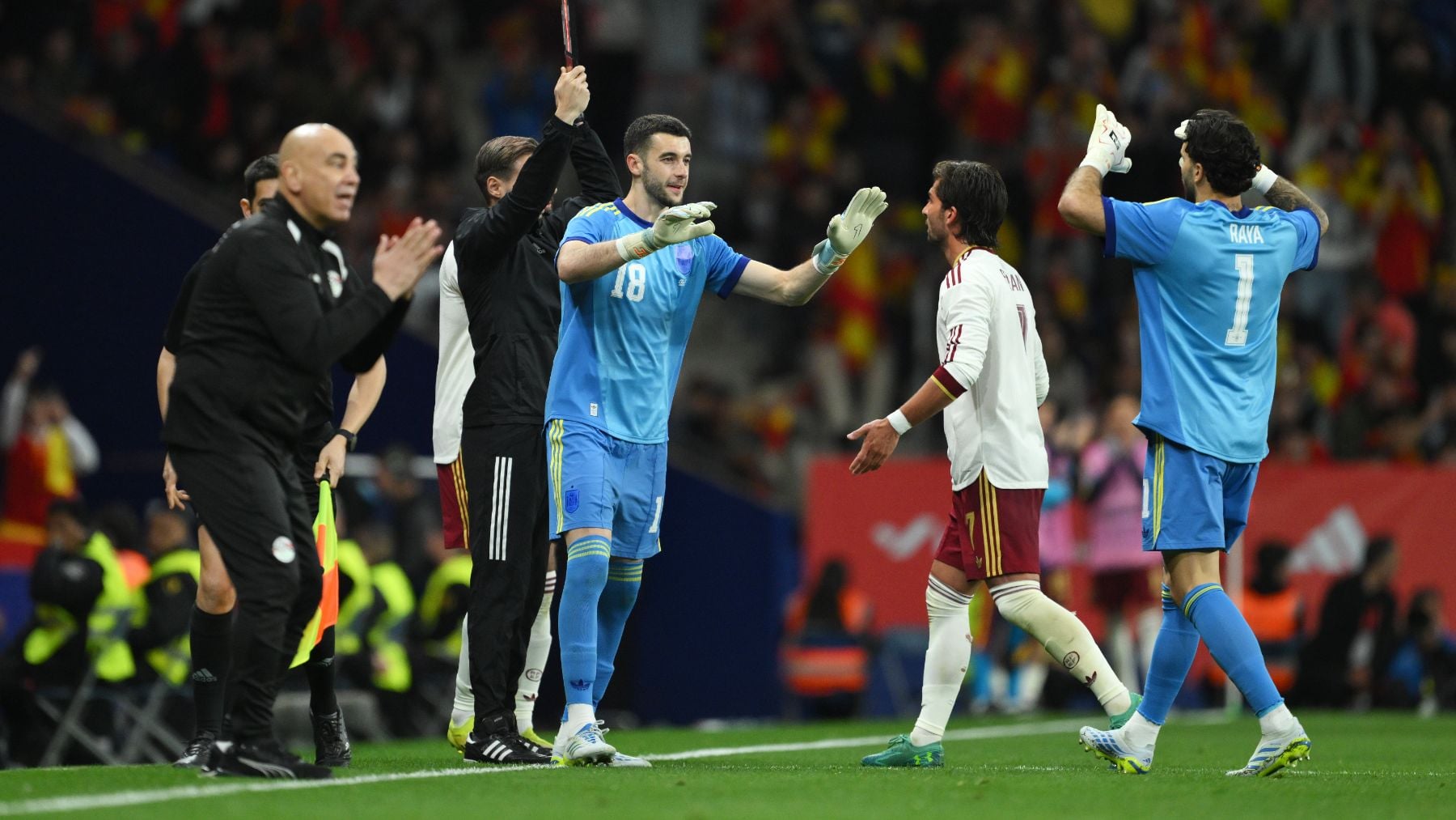 De los pitos a los aplausos: Cornellá terminó coreando el nombre de Joan García al debutar con España