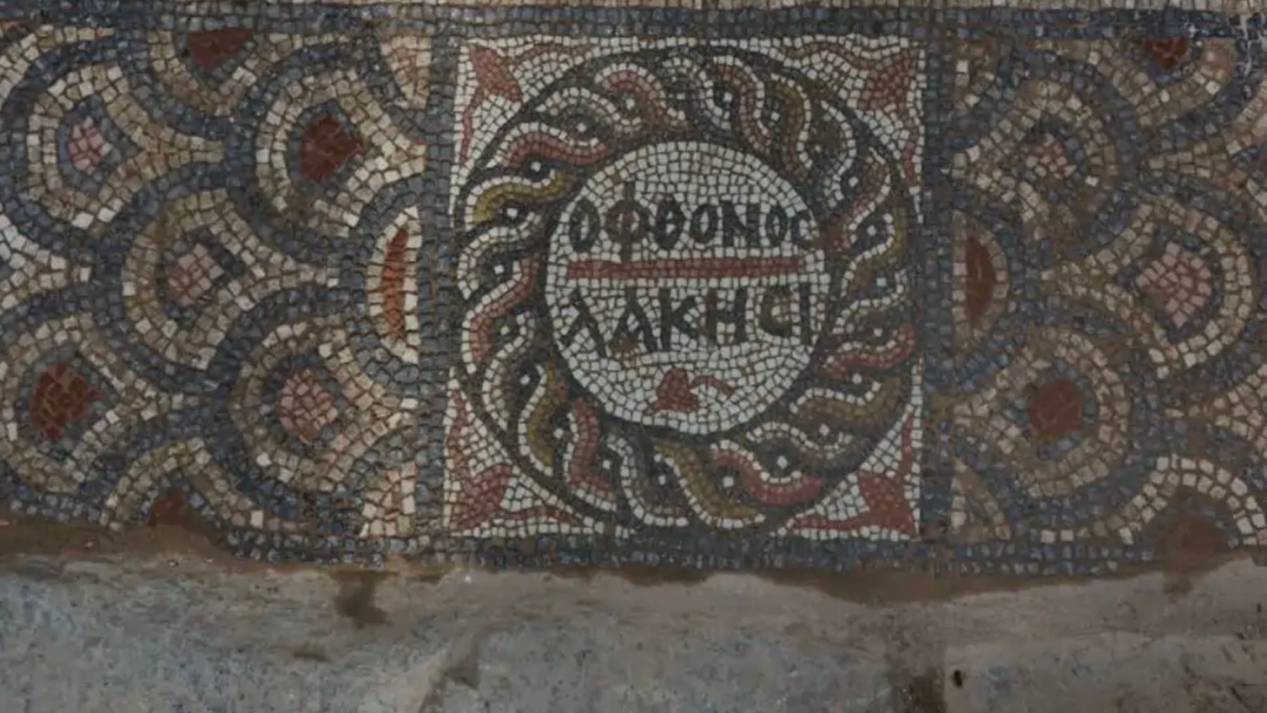 Los arqueólogos, estupefactos: encuentran en Turquía un mosaico de año 500 con dos curiosos mensajes en griego