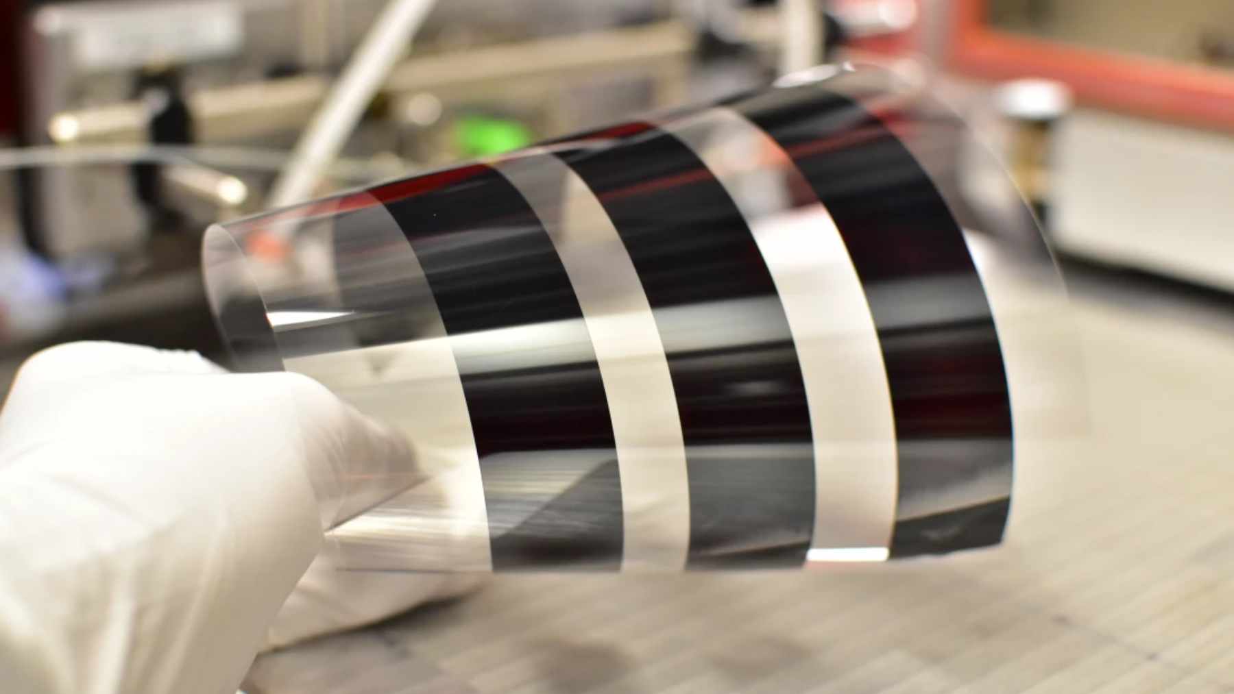 El material, fabricado con perovskita, reducira el coste de los paneles solares. (Foto: Active Surfaces).