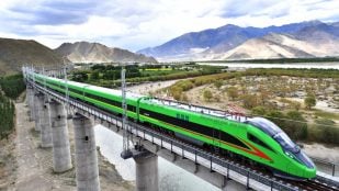 Un tren bala Fuxing recorre el ferrocarril Lhasa-Nyingchi en junio de 2021. [Foto: Xinhua]