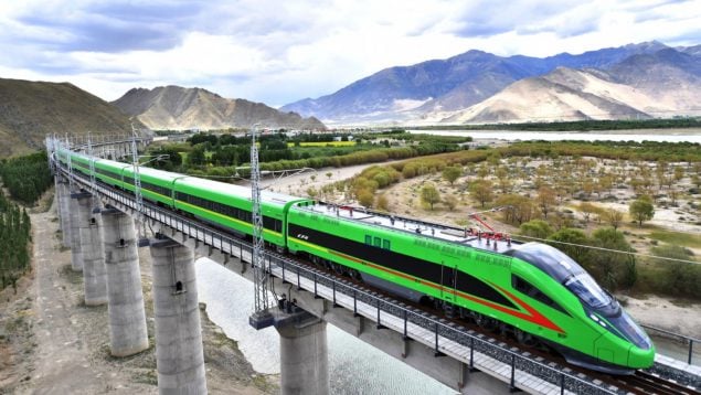 Un tren bala Fuxing recorre el ferrocarril Lhasa-Nyingchi en junio de 2021. [Foto: Xinhua]