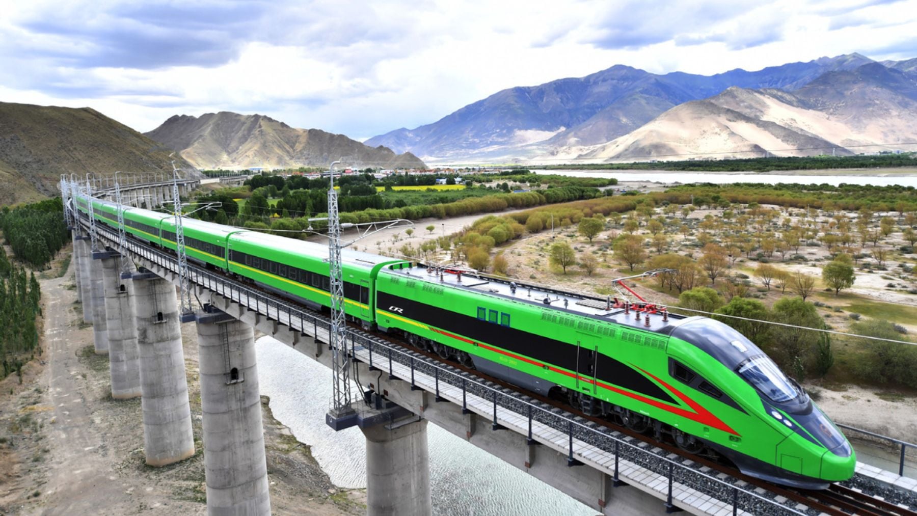 China se pasa el juego: construye un tren bala que cruza el Tíbet a 5.100 m de altitud y lleva dispensadores de oxígeno