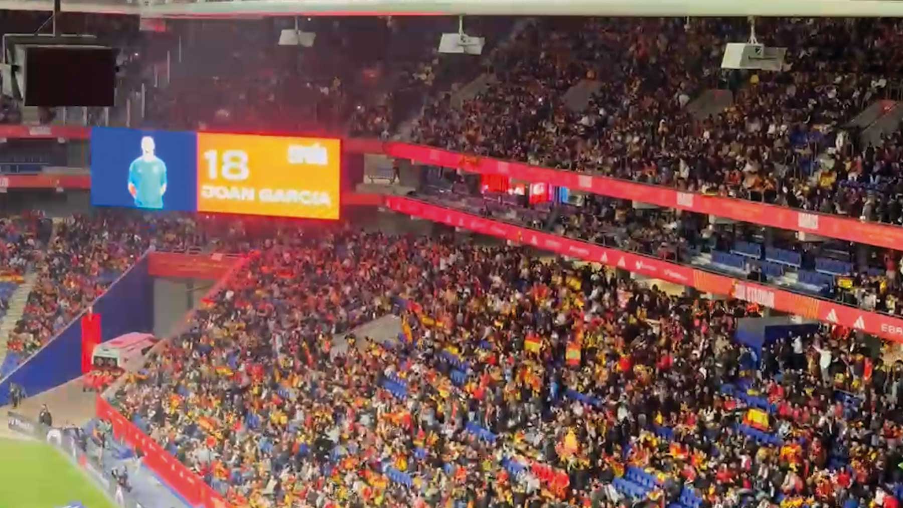 La afición de Cornellá no perdona a Joan García... ¡ni a Luis de la Fuente!