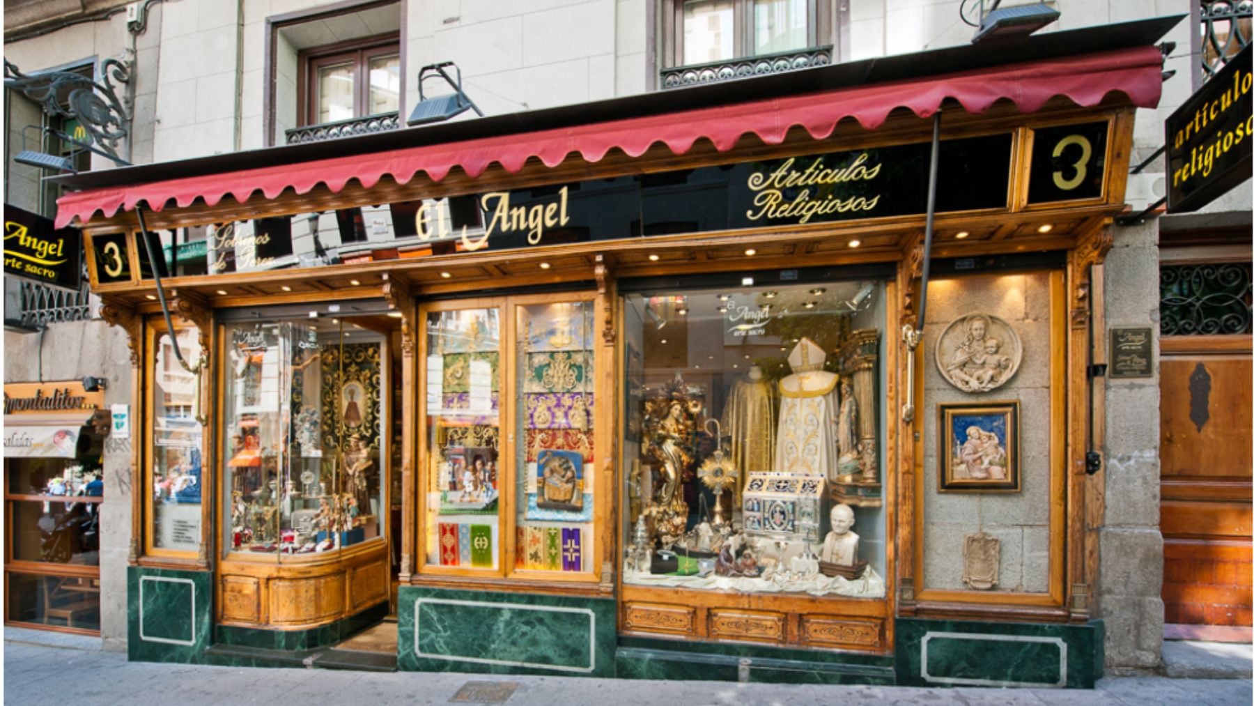 ‘El Ángel’, la tienda centenaria de arte sacro que sobrevive a las modas en el centro de Madrid