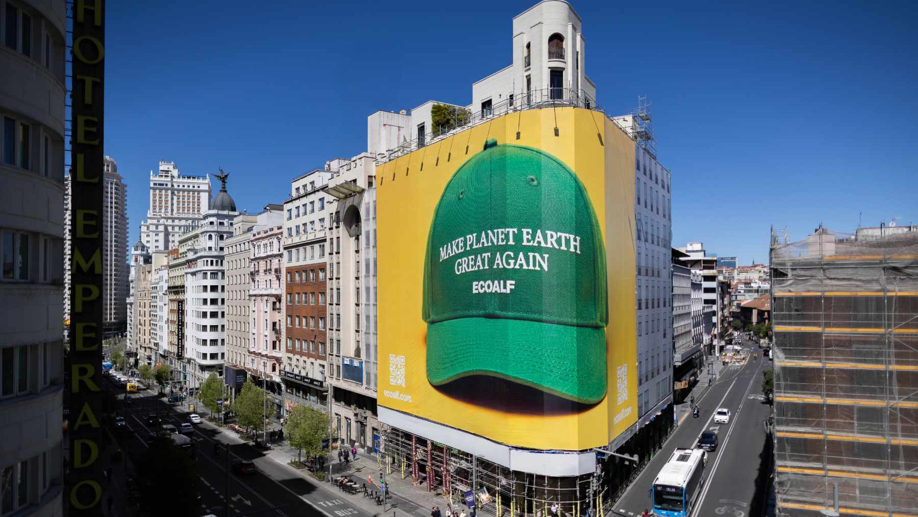 La enorme lona de la campaña de concienciación de ECOALF que se ha desplegado en la Gran Vía madrileña. (Foto: ECOALF).