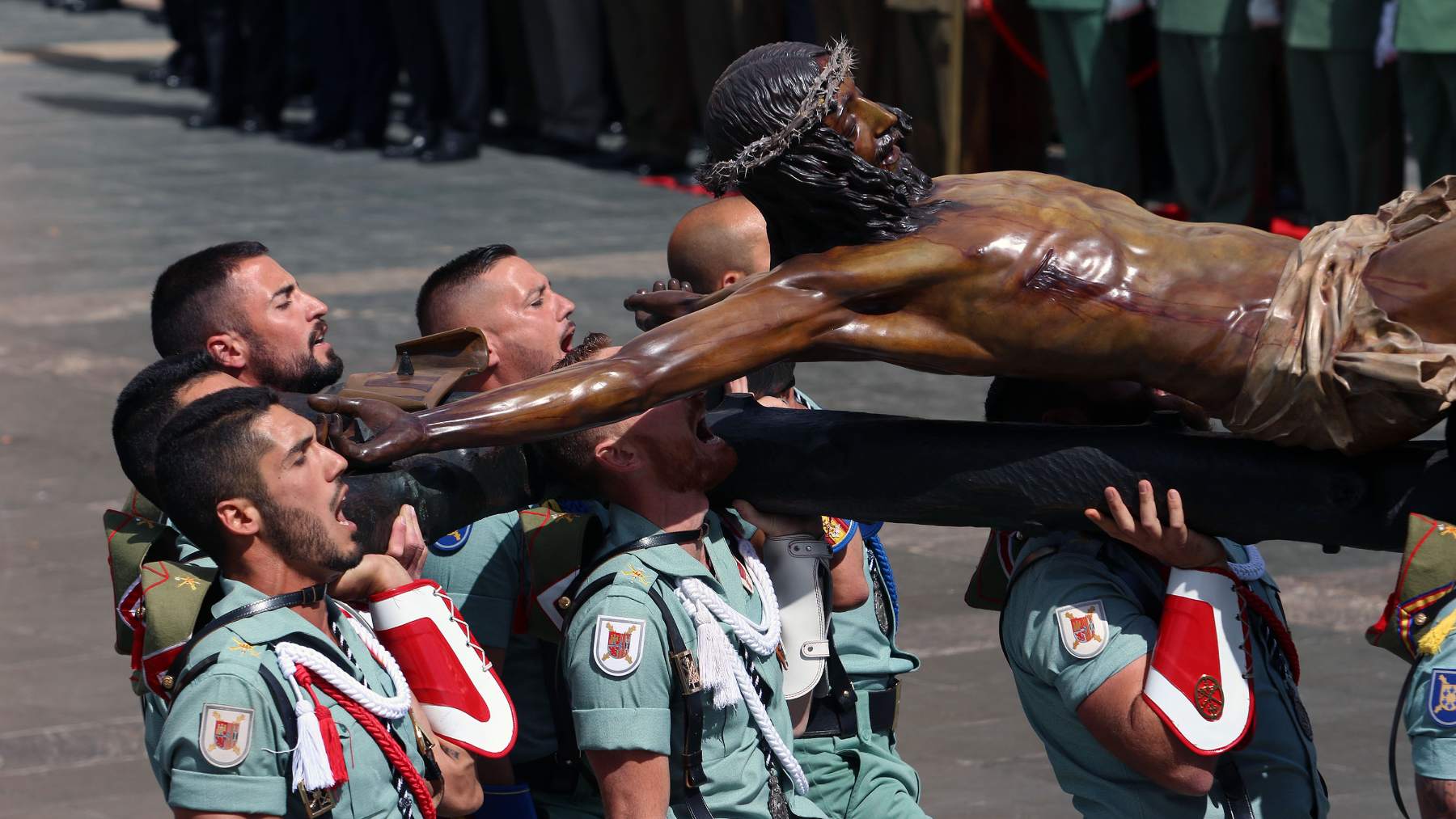 Legionarios portando el Cristo de Mena. (EP)