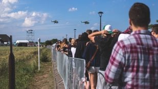 Detrás de mí o detrás mío en la RAE, cómo se dice en español detrás de mí, uso de posesivos en español, adverbios con posesivos en la RAE.