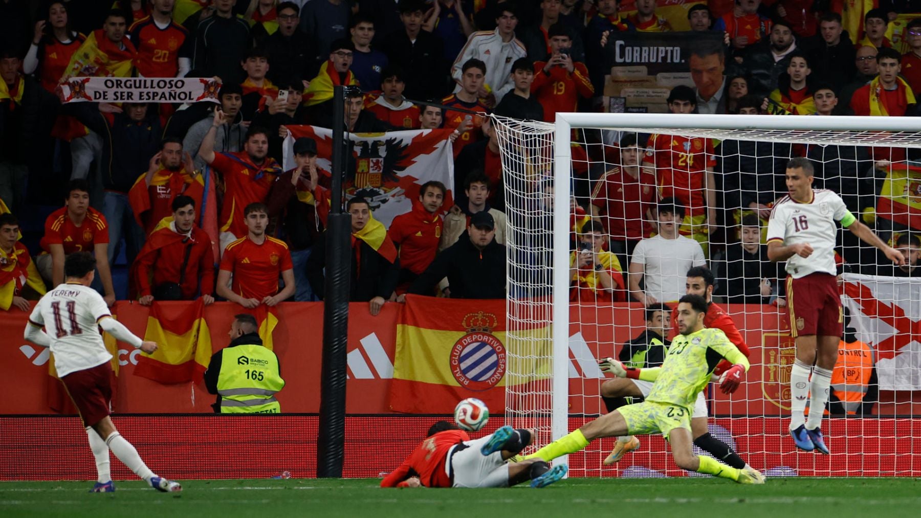 El Espanyol retrata al Gobierno por su campaña de desprestigio gratuita al tacharles de racistas