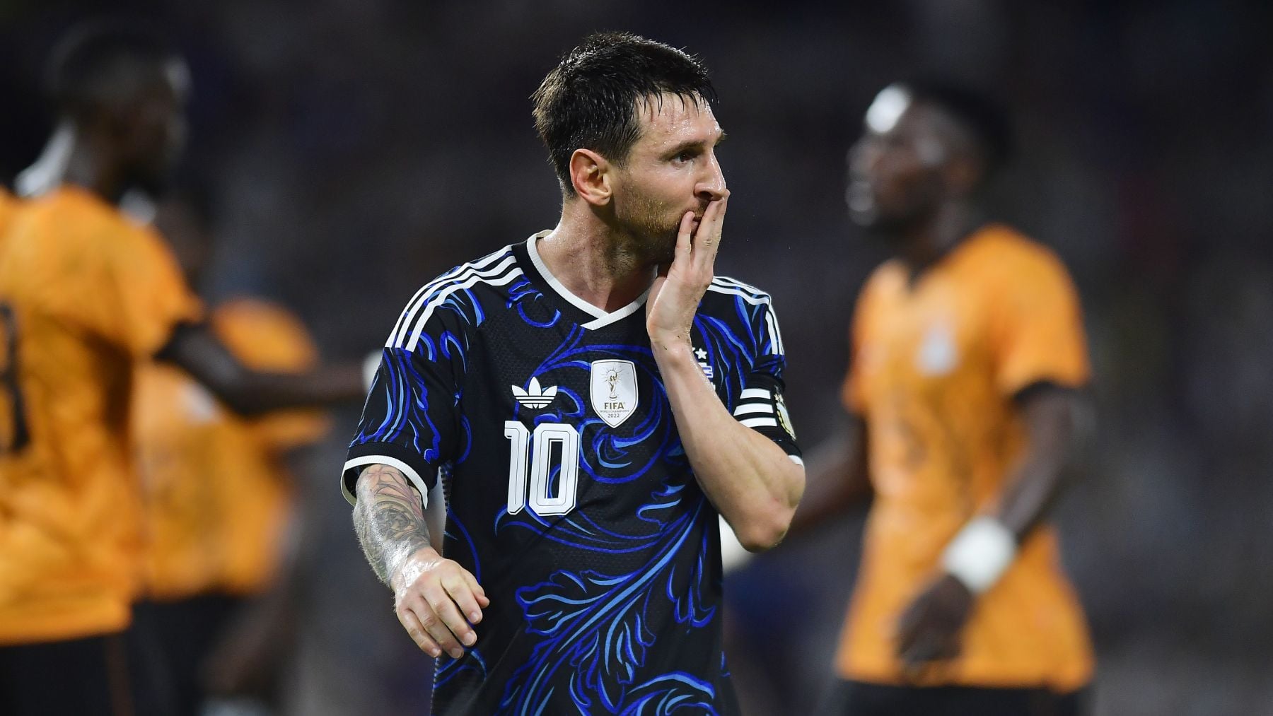 Es historia del fútbol: Messi se despide de Argentina con otra obra de arte y entre lágrimas