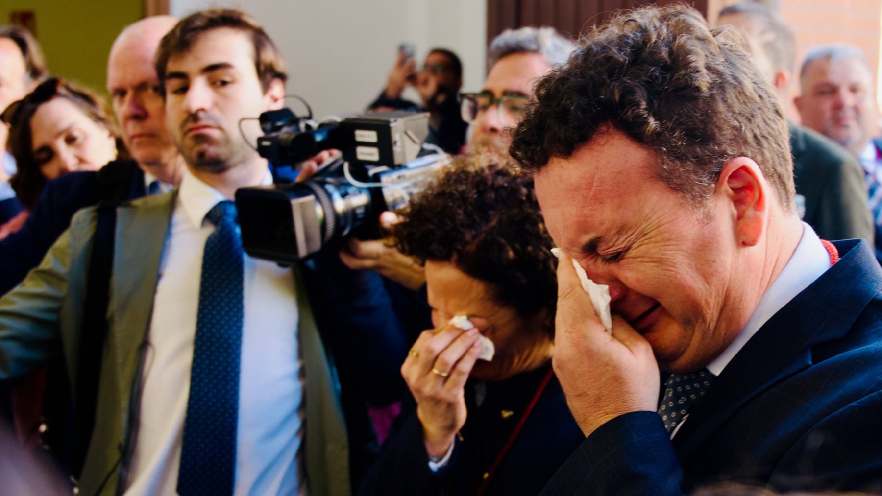 Emotivo gesto en Sevilla: la Virgen de los Dolores porta la medalla de la joven que se suicidó por