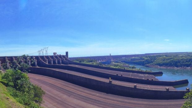 Vista panor&aacute;mica de la presa de Itaip&uacute; Binacional. (Foto: Naiara Philpotts)