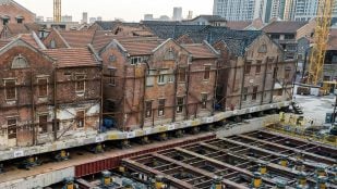 Representación de los robots usados para mover edificios en China.