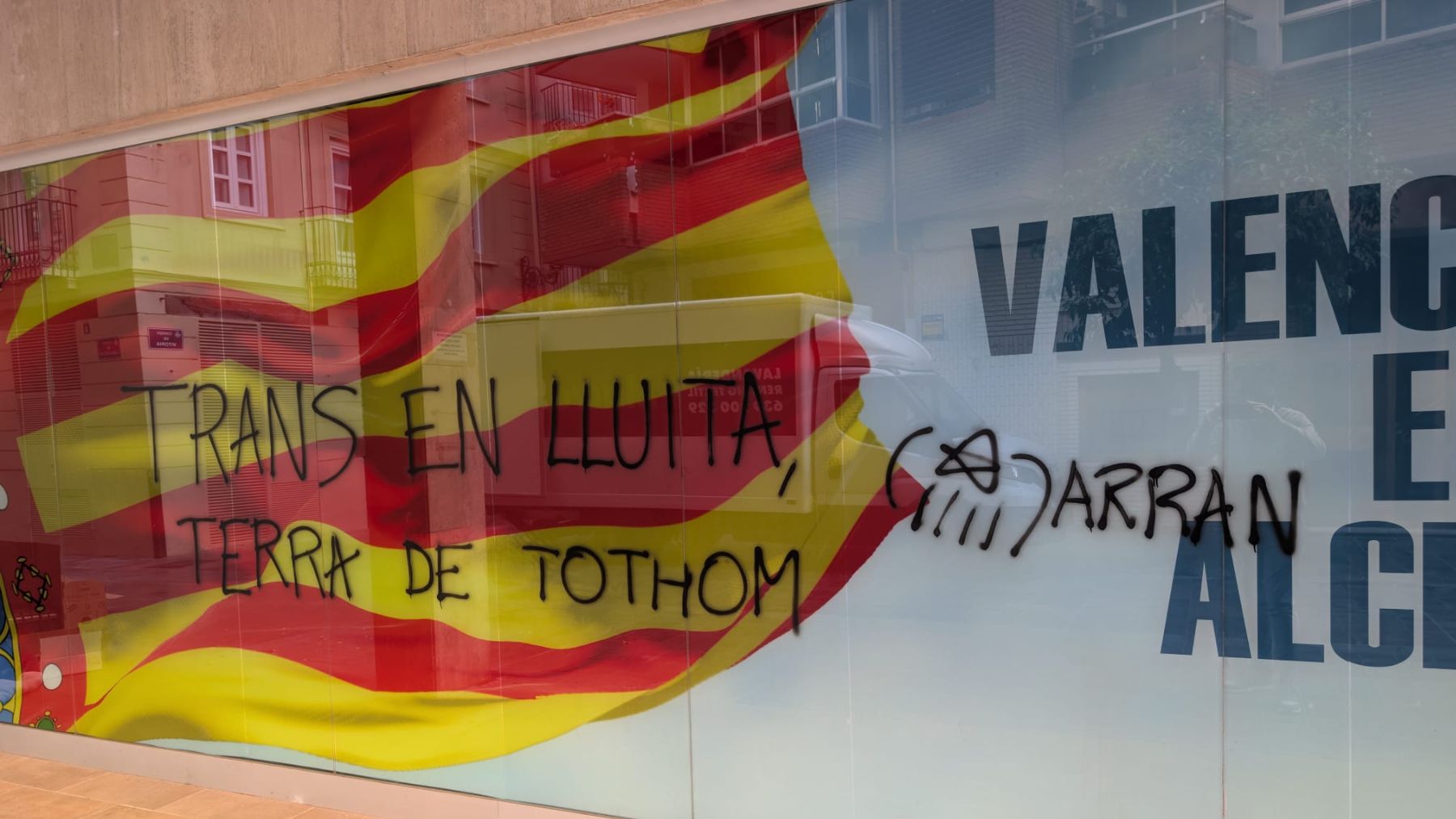 Aspecto de la fachada de la sede del PP Comunidad Valenciana, este jueves, tras el ataque de Arran.
