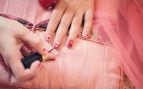 Ni rojo ni burdeos: la manicura 'Petal Pink Nude' que rejuvenece y queda más elegante que ninguna