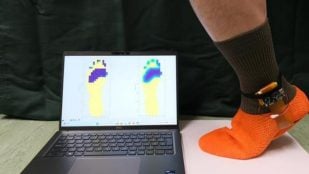 Los sensores y un microchip son capaces de analizar la marcha en tiempo real. Imagen de la Universidad de Bristol.