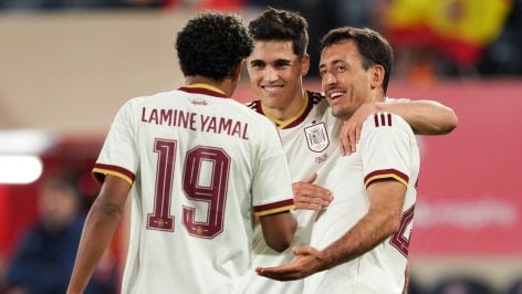 Lamine, Cubarsí y Oyarzabal celebran un gol contra Serbia. (Getty)