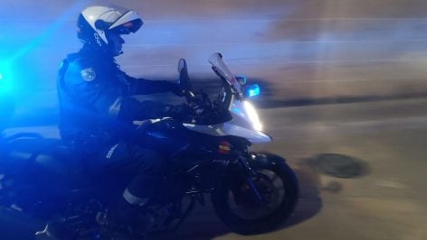 Un motorista de la Policía Nacional acudiendo al lugar del suceso.