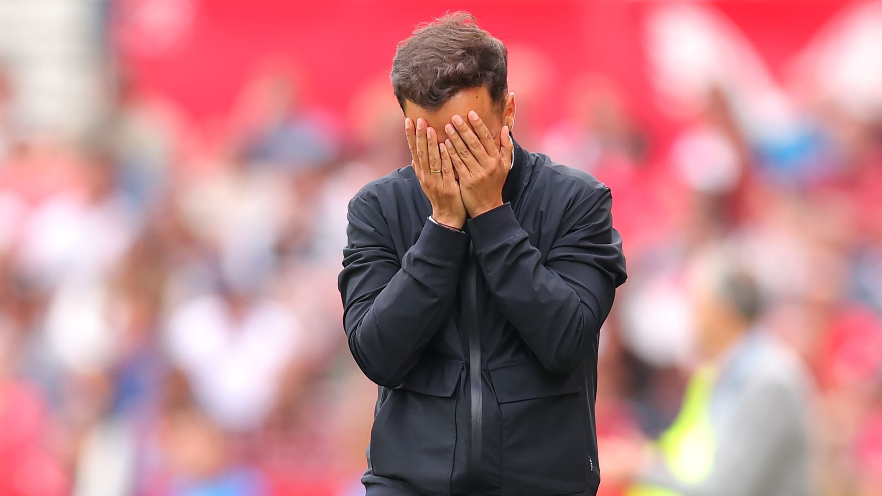 Lío en El Sardinero: el entrenador del Sporting recibe insultos y el Racing expulsa a dos aficionados