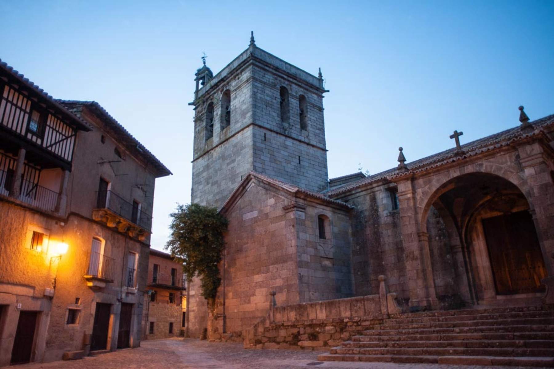 Calles de piedra y un castillo imponente: el pueblo medieval más bonito de España