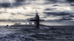 Submarino ruso emite radiación al mar, submarino soviético tiene un reactor nuclear, submarino en el mar de Noruega está emitiendo radiación.