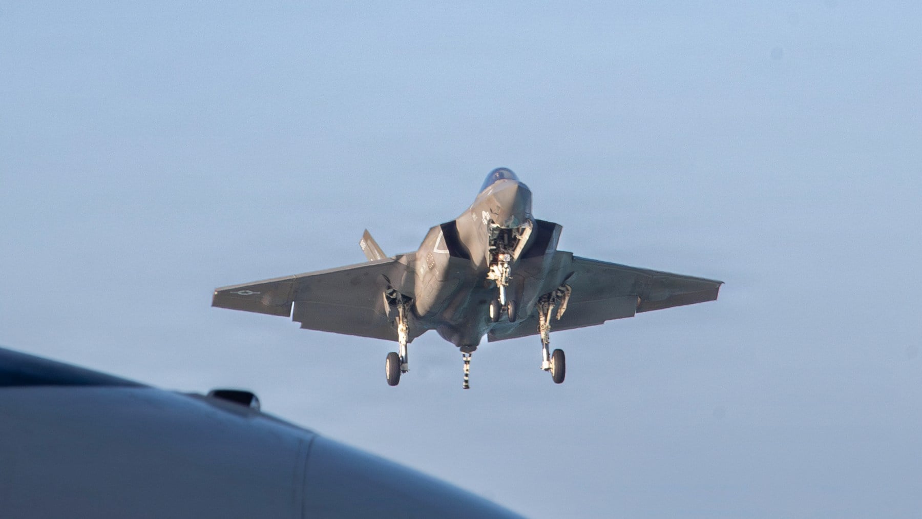 El Pentágono lanza una peligrosa operación de rescate de los dos pilotos de un caza abatido en Irán