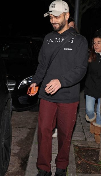 Manuel Cort&eacute;s saliendo de casa de Gloria Camila