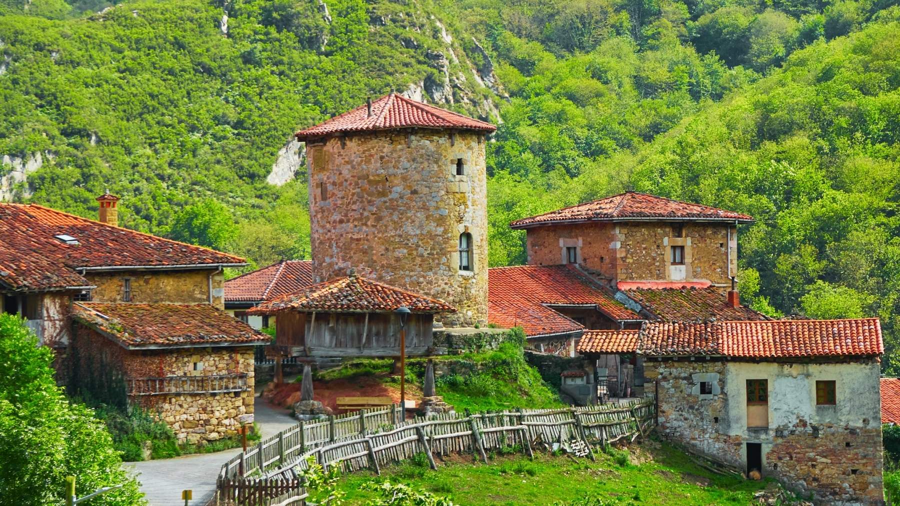 El mini pueblo de Asturias en el que el reloj se paró en la época medieval y es de cuento: a 1 hora de Oviedo