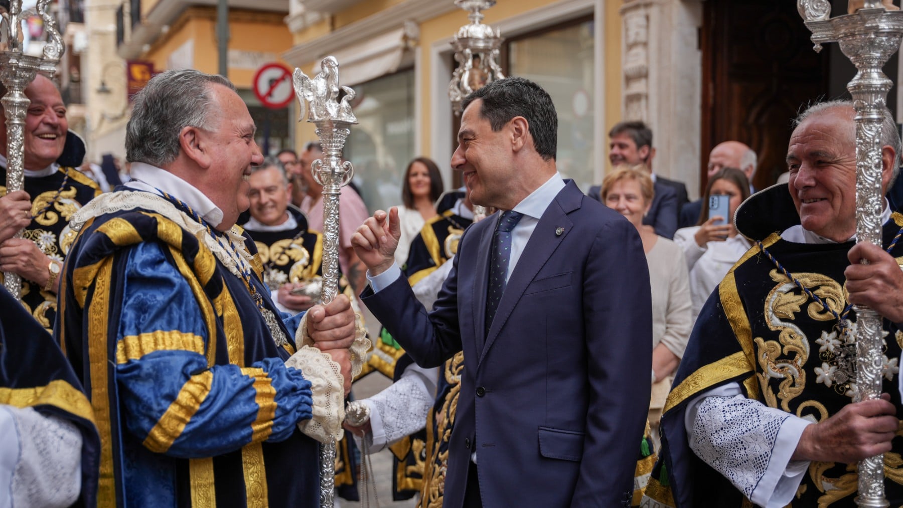 Detenido un hombre por insultar a Juanma Moreno en su visita a la Semana Santa de Cabra (Córdoba)