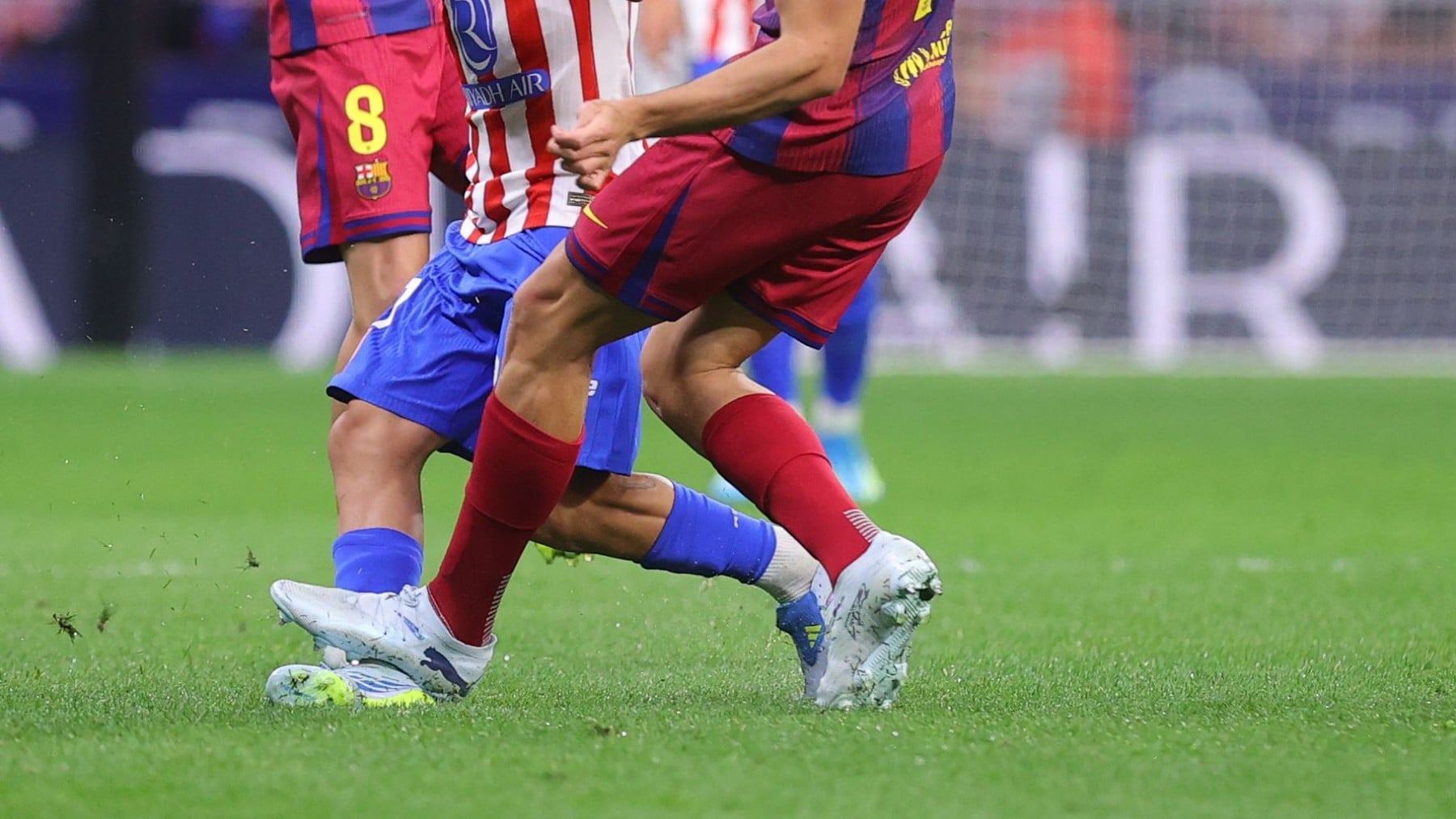 Imagen del pisotón de Gerard Martín a Almada. (Atlético de Madrid)