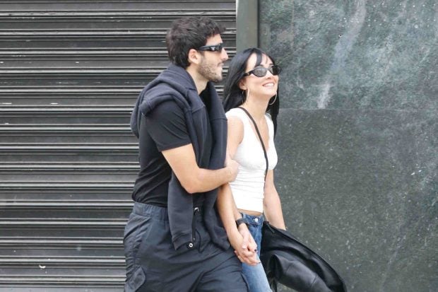 Aitana paseando con Yatra por Madrid