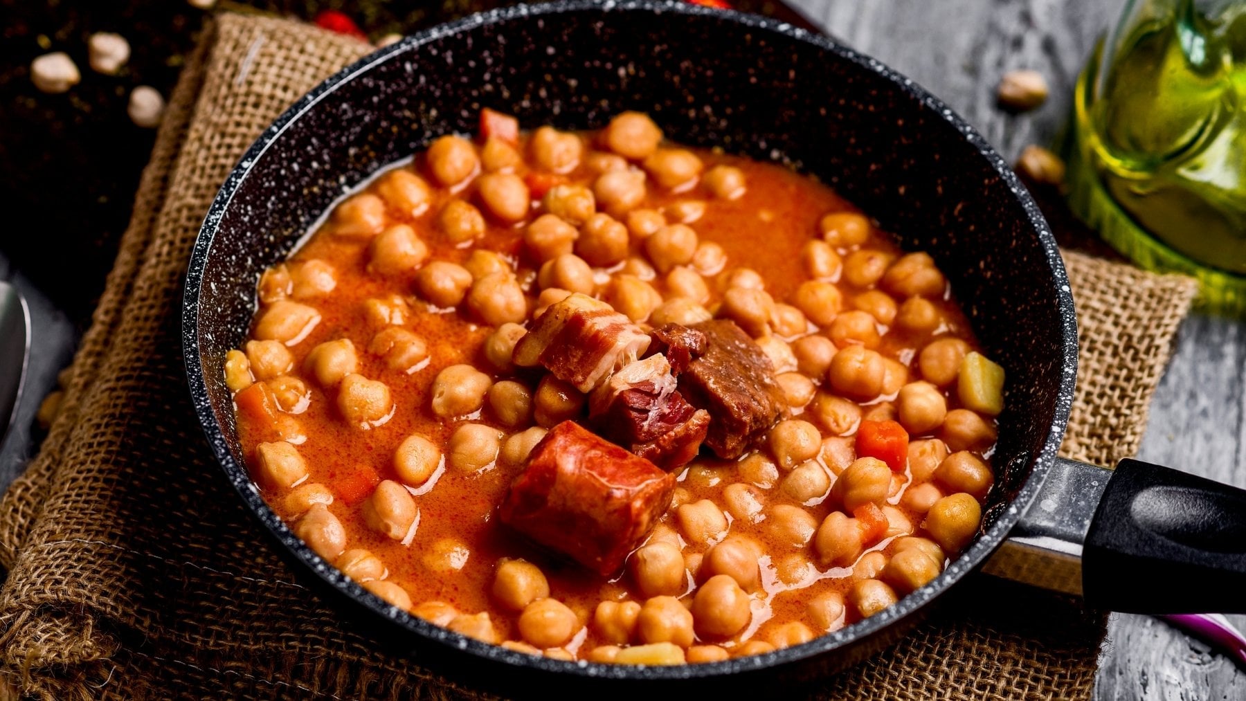 El chef Carlos Maldonado revela el secreto del líquido de garbanzos de bote: No lo tires. Sirve para espesar salsas