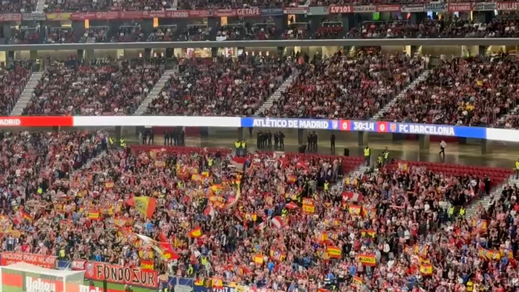 La afición del Atlético entona el viva España y la del Barcelona responde con gritos de independencia