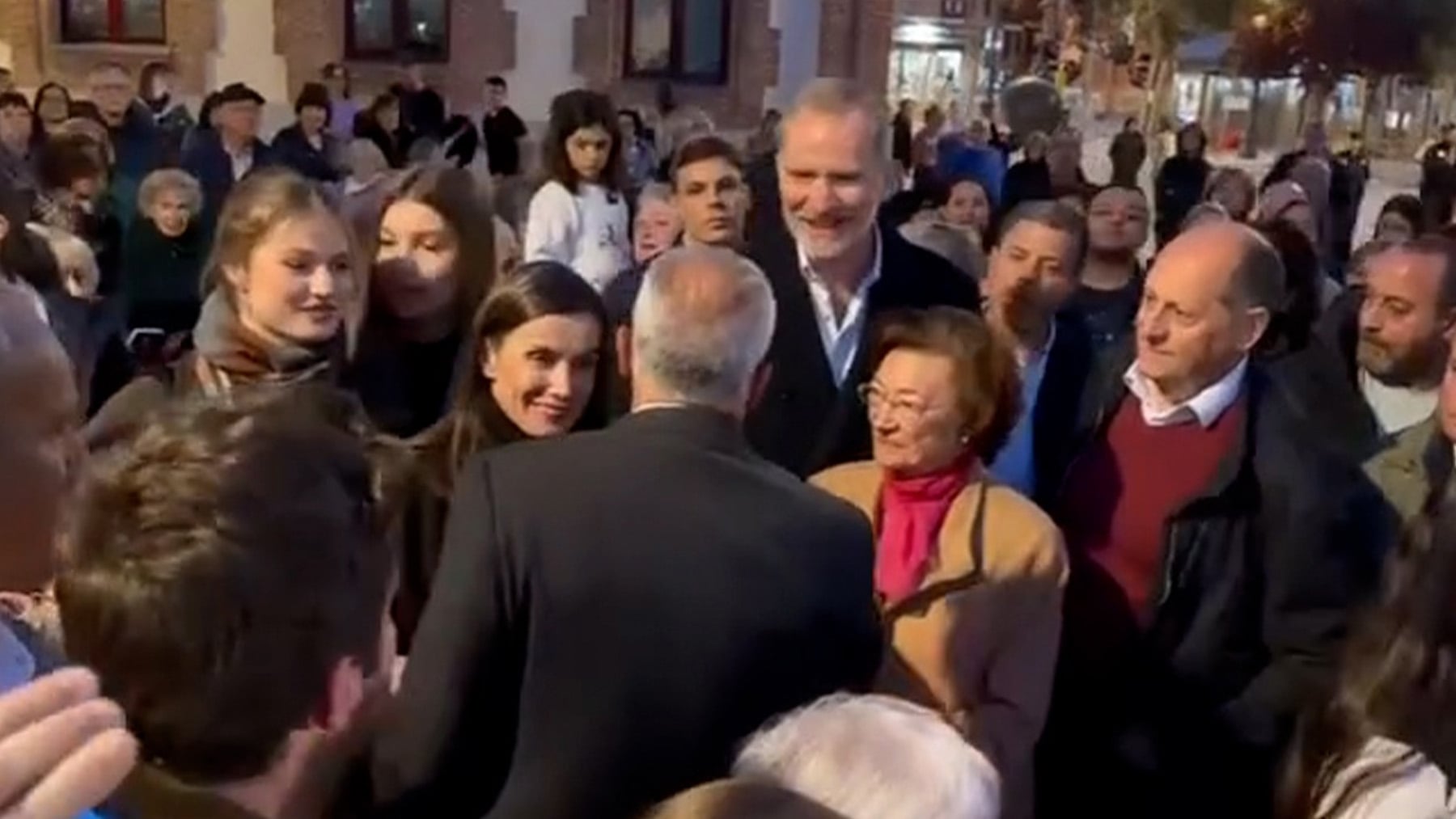 Los Reyes aparecen por sorpresa en la procesión del Silencio de Carabanchel entre aplausos y vítores