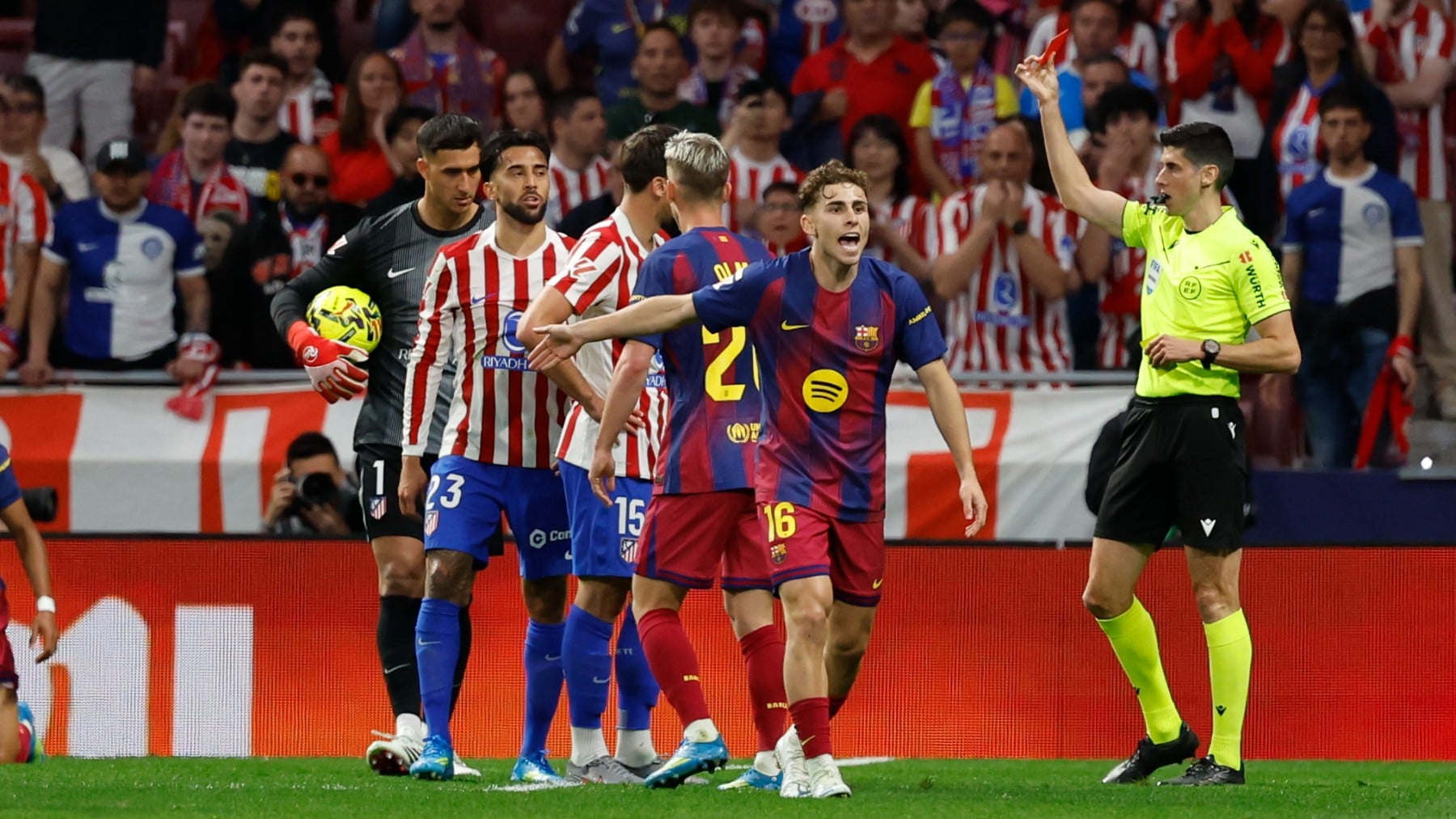 Busquets Ferrer tarda 5 minutos en confirmar la expulsión a Nico González: de doble amarilla a roja directa