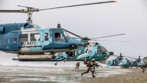 Tropas iraníes participan en maniobras militares cerca del Estrecho de Ormuz.