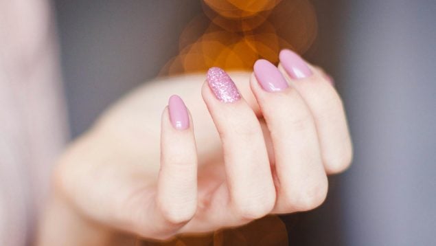 La manicura tendencia esta primavera 2026 para las que no tienen tiempo: no se nota el crecimiento de la uña