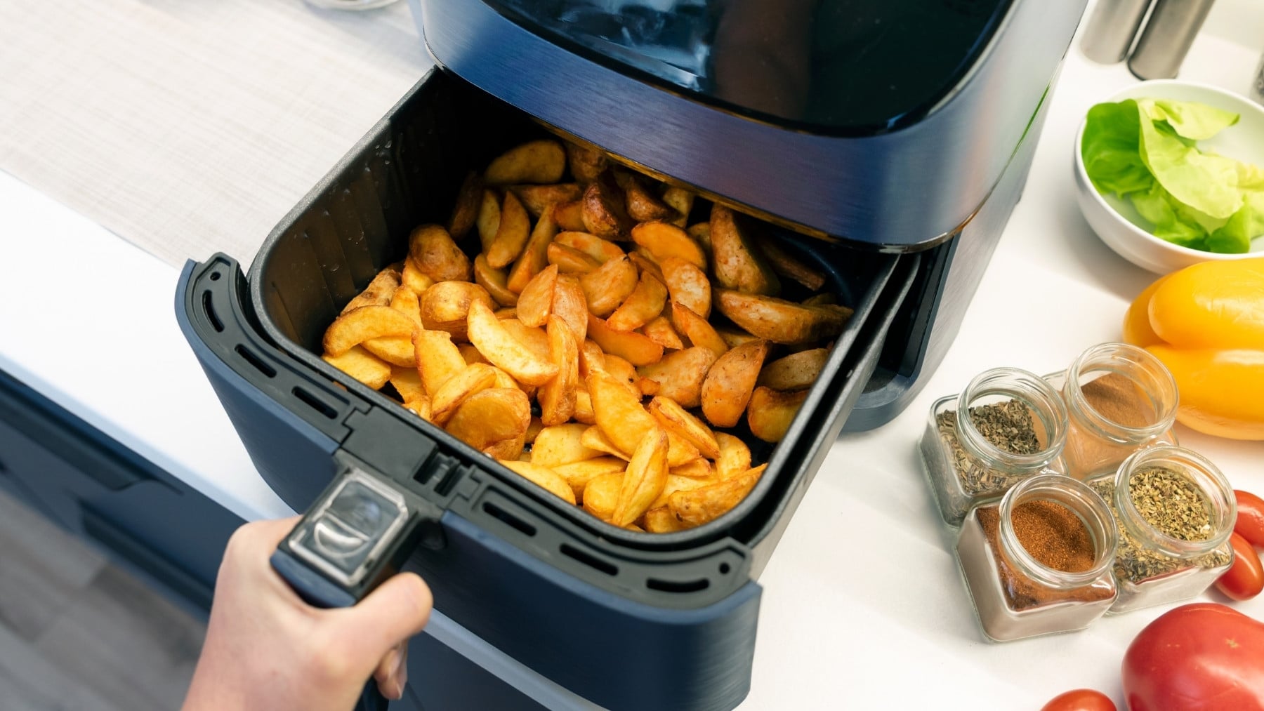 Adiós al papel de horno para la freidora de aire: su sustituto es mucho más limpio, práctico y económico