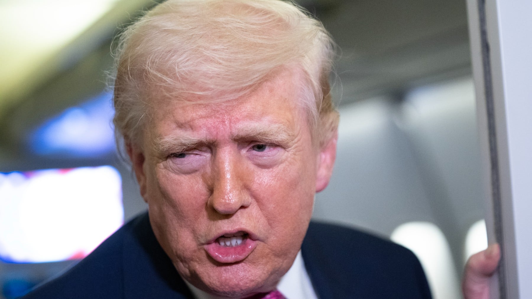 Trump a los ayatolás de Irán tras rescatar al piloto: ¡Abrid el puto estrecho, sois unos bastardos!