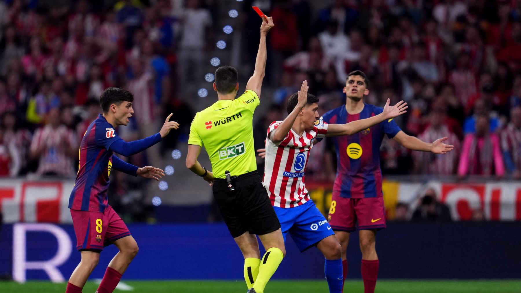 Sale a la luz el audio del VAR de la no expulsión a Gerard Martín: Juega la pelota de forma normal