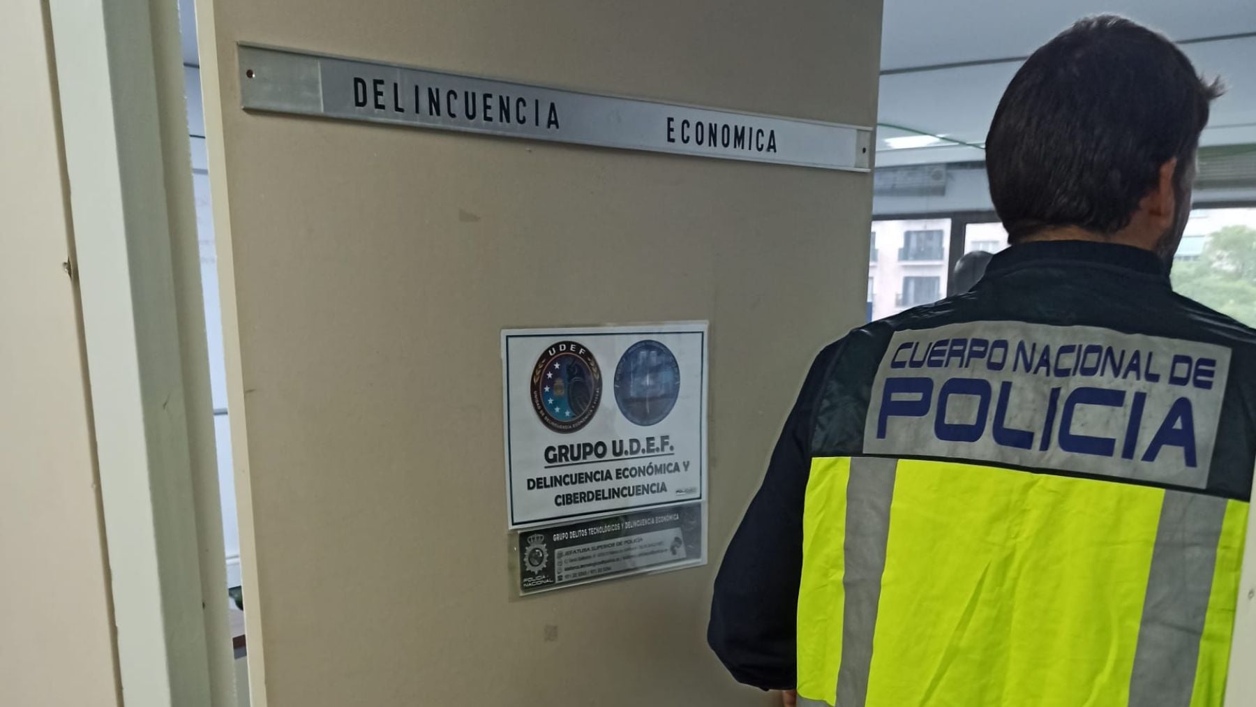 Un agente de la Policía Nacional en dependencias policiales.